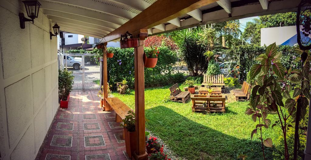 Blackpine Hostel Меделин Екстериор снимка