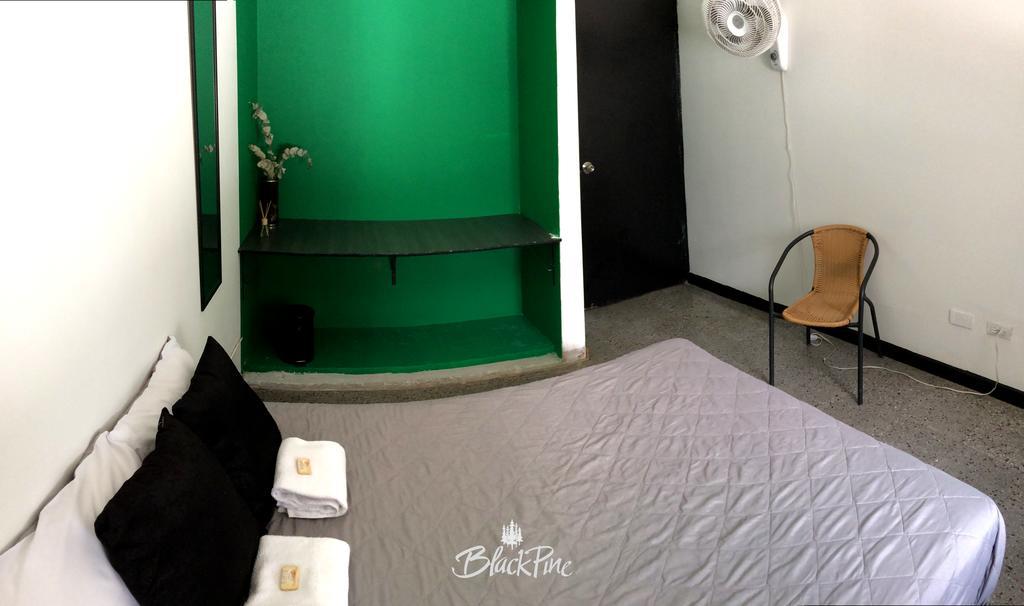 Blackpine Hostel Меделин Екстериор снимка